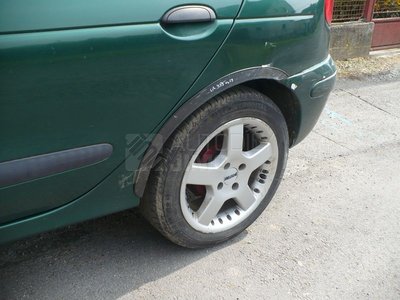 plastové lemy blatníku renault megane.jpg